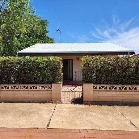 Villa The House With The Purple Gate Broken Hill Esterno foto